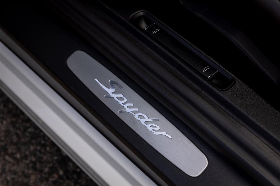 Логотип Porsche Boxster Spyder (981) 2016 года  (фото 32 из 72)
